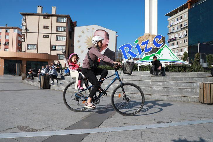 Okula bisikletiyle giden Nurgül öğretmen, öğrencilerine örnek oluyor G3