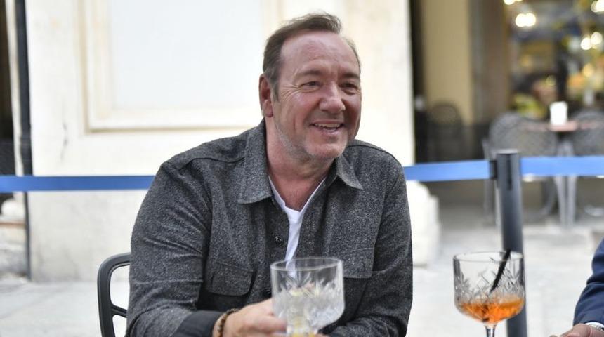 Kevin Spacey, House of Cards'ın yapımcısına hakkındaki cinsel taciz iddiaları nedeniyle 31 milyon dolar tazminat ödeyecek