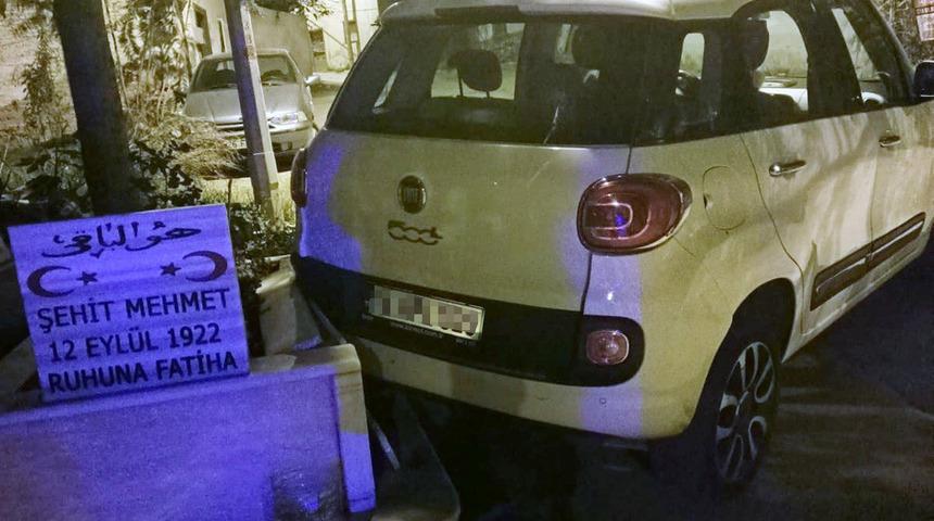Şehit mezarına çarpıp zarar verdi, aracını bırakıp kaçtı