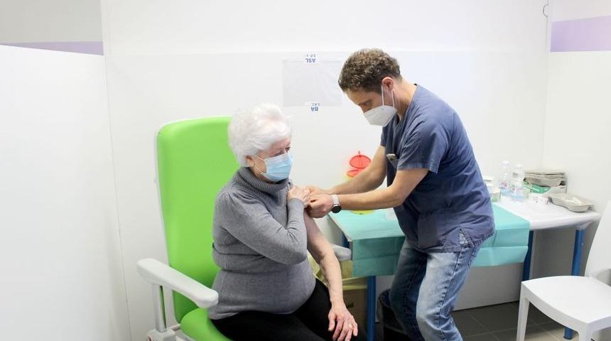 Covid: İtalya’da 3. doz aşı için bekleme süresi 5 aya indirildi