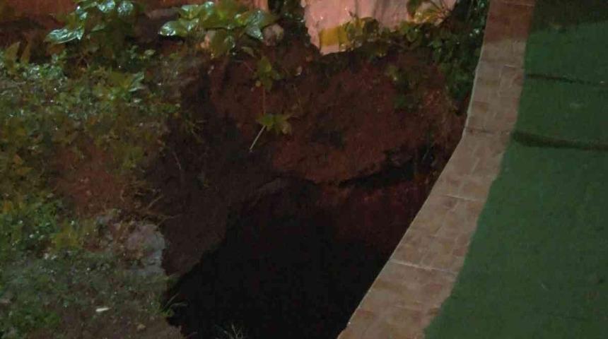 Büyükçekmece'de 4 katlı binanın bahçesinde çökme