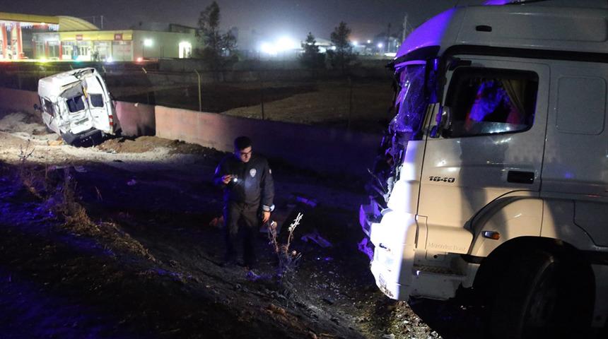 Feci kaza! Çekici, yol kenarında bekleyen minibüse çarptı: 14 yaralı