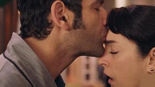Masumlar Apartmanı 49. yeni bölüm ön izleme sahnesi! Naci, Safiye'yi öpüyor