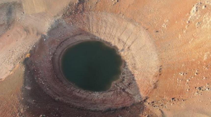 Sular çekildi ortaya çıktı! 400 metre genişliğinde 15 metre derinliğinde