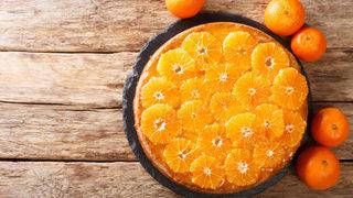 Kış meyvelerine doyamayanlara tavada yumuşacık mandalinalı ters yüz kek tarifi