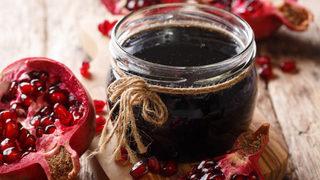 Kış kahvaltılarını çok seveceksiniz! Evde kısa sürede hazırlayabileceğiniz kıpkırmızı nar reçeli tarifi