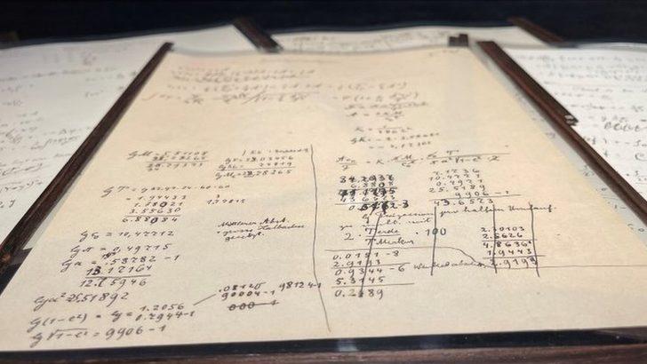 Einstein'ın görelilik kuramı formüllerini yazdığı defter 13 milyon dolara satıldı