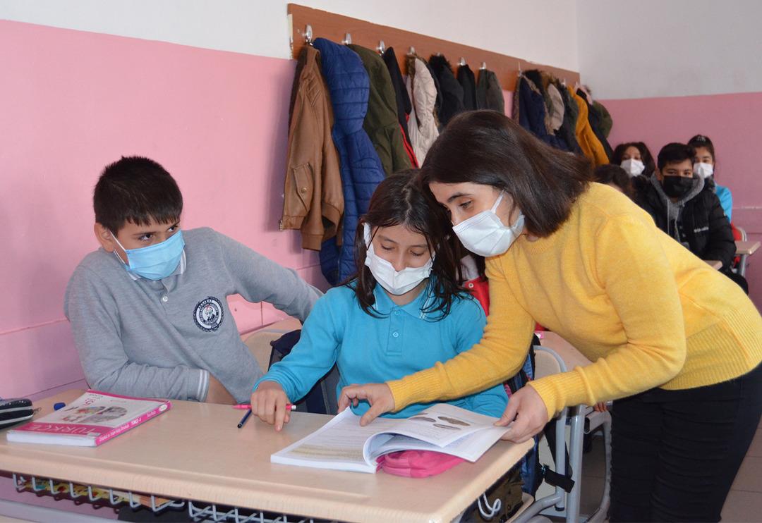 Meslek aşkı engel tanımıyor! Y&uuml;zde 90 g&ouml;rme engelli T&uuml;rk&ccedil;e &ouml;ğretmeni: İyi ki bu mesleği yapıyorum