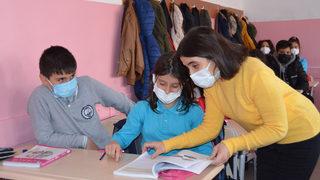 Meslek aşkı engel tanımıyor! Yüzde 90 görme engelli Türkçe öğretmeni: İyi ki bu mesleği yapıyorum