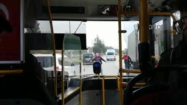 Samsun'da gözü dönen kamyonet sürücüsü öğrencilerin bulunduğu otobüsün önünü kesti