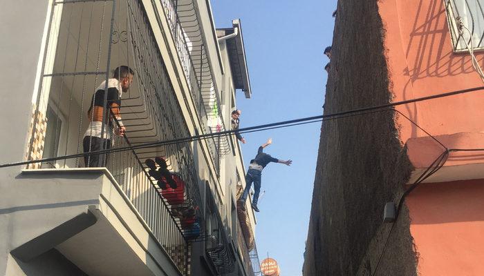 Adana'da korku dolu anlar! Eşine kızıp çatıdan atladı, komşusunun üzerine düştü