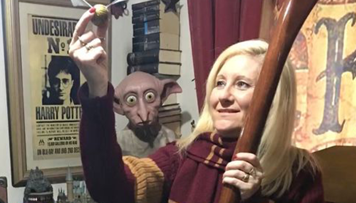 Harry Potter fanatiği olan Janice Burnett, evinin Gryffindor Ortak Salonu’na dönüştürdü