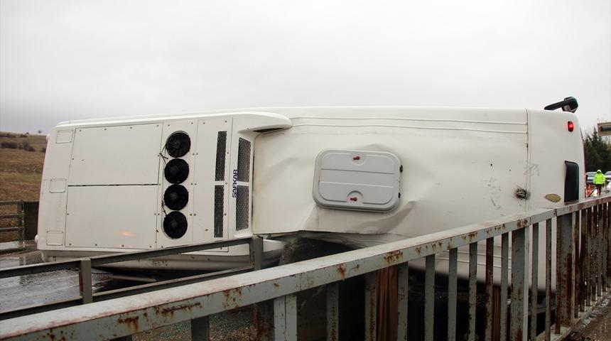 Uşak'ta iş&ccedil;i servisinin devrildiği kazada 10 kişi yaralandı