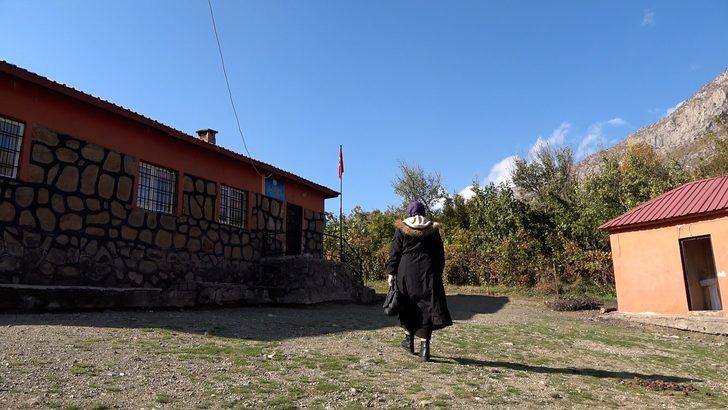Doğunun en ücra köyünde görev yapan Elif öğretmen, odunları sırtında taşıyıp çocuklar için soba yakıyor G1