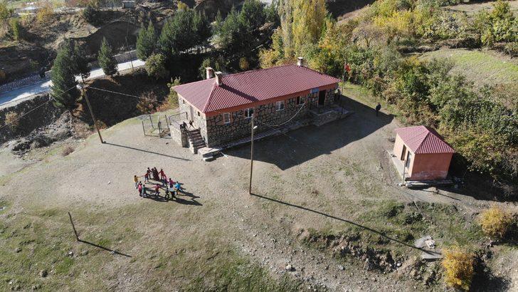 Doğunun en ücra köyünde görev yapan Elif öğretmen, odunları sırtında taşıyıp çocuklar için soba yakıyor G2