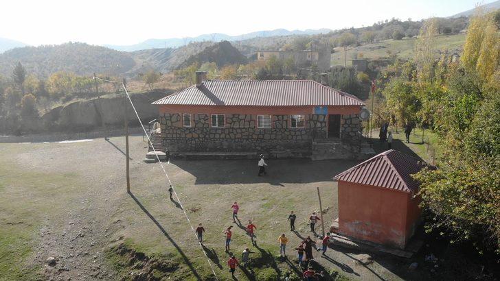 Doğunun en ücra köyünde görev yapan Elif öğretmen, odunları sırtında taşıyıp çocuklar için soba yakıyor G3