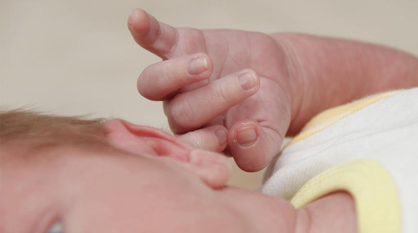 Çocuklarda orta kulak iltihabının en sık görülen belirtisi kulağını çekiştirmesi!