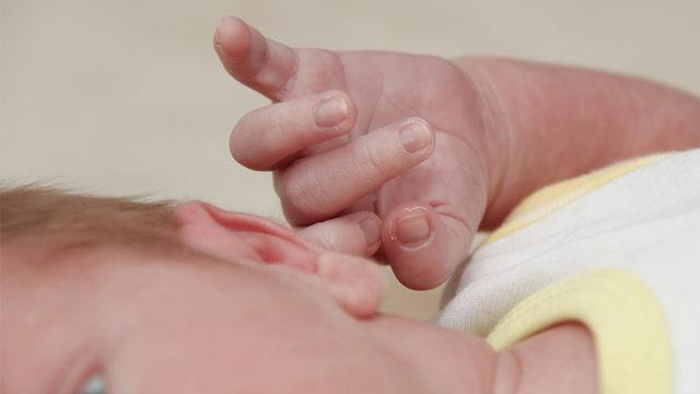 Çocuklarda orta kulak iltihabının en sık görülen belirtisi kulağını çekiştirmesi!