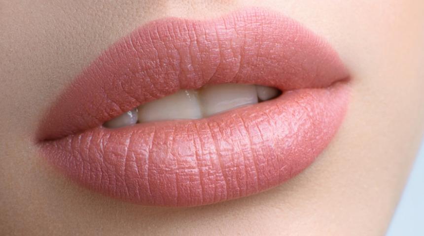 Angelina Jolie gibi dudaklara kavuşmayı kim istemez ki? İşte dudakları daha dolgun göstermenin yolları