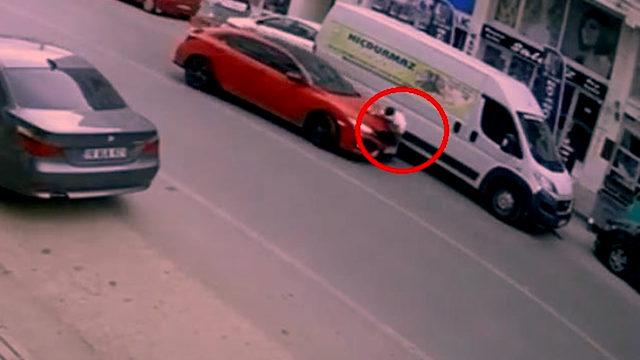 Bursa'da yolun karşısına geçmeye çalışan çocuğa otomobilin çarpma anı kamerada