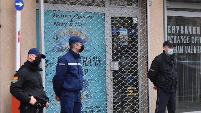 Üsküp'teki seyahat acentesinin kapıları dün kapalıydı ve kapısında polis bekliyordu.