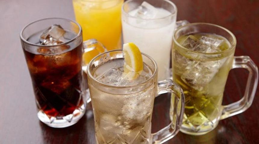 Şekerli içecekler kanser riskini artırıyor