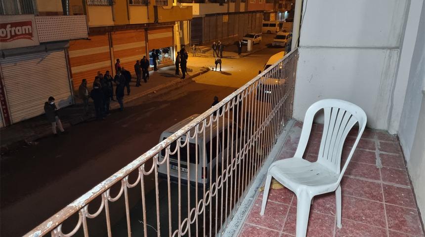 Adana'da hareketli gece! Eve kurşun yağdırdılar, balkondaki kadını vurdular