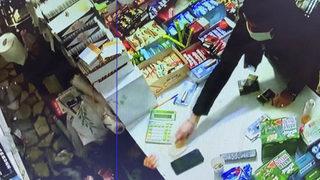 Çok konuşarak dolandırdı! Kasada 9 yaşındaki çocuğun durduğunu görünce...