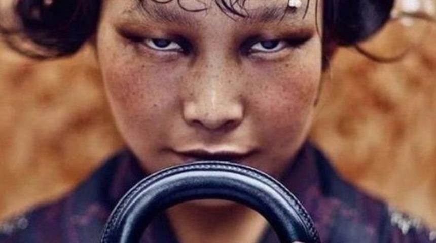 Moda fotoğraf&ccedil;ısı Dior sergisinde &Ccedil;inlileri 'k&uuml;&ccedil;&uuml;k g&ouml;zl&uuml;' g&ouml;sterdiği i&ccedil;in &ouml;z&uuml;r diledi