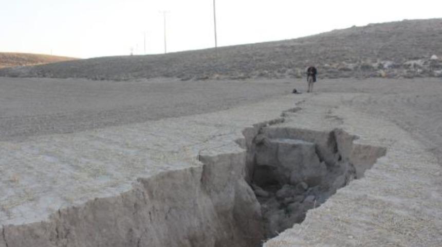 Aksaray'da korkutan manzara! Yer altı suyu çekildi, yüzey yarıkları oluştu