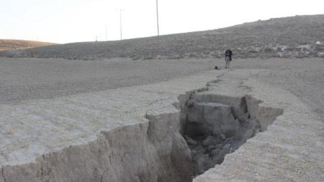 Aksaray'da korkutan manzara! Yer altı suyu çekildi, yüzey yarıkları oluştu