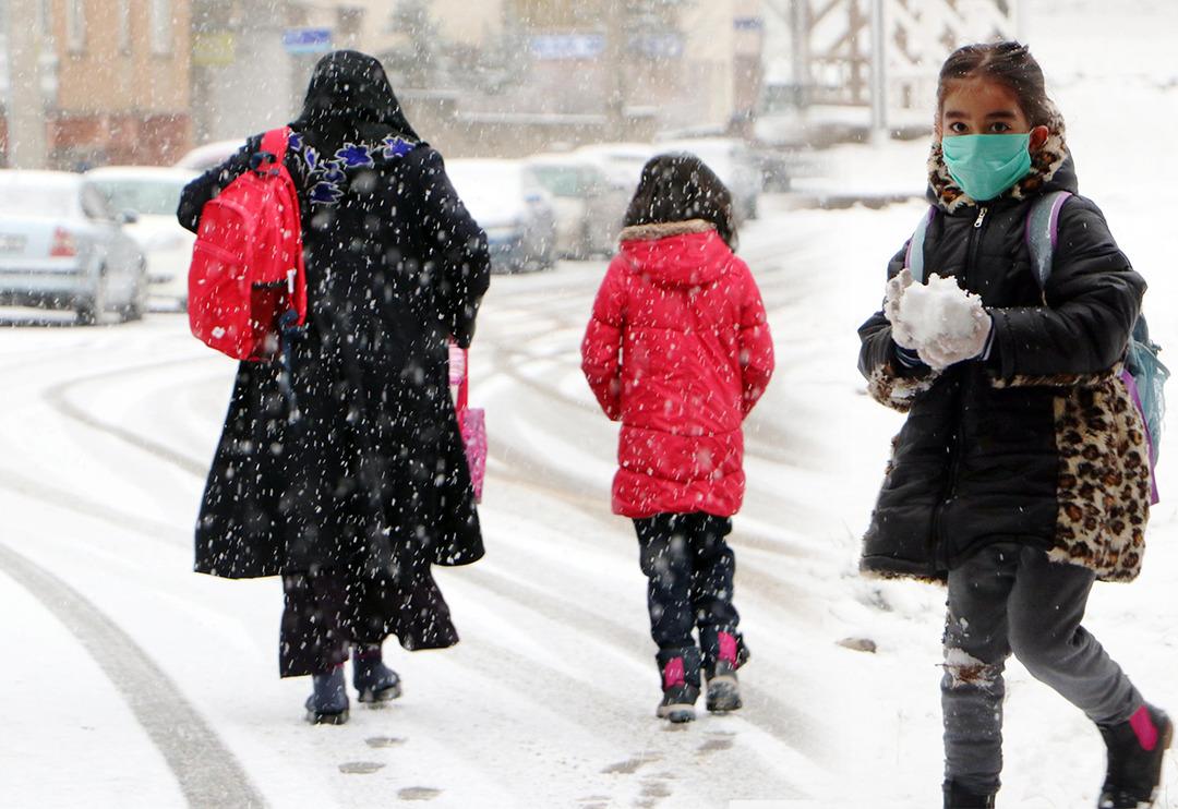 Meteorolojinin kar uyarısı sonrası iller beyaza b&uuml;r&uuml;nd&uuml;!