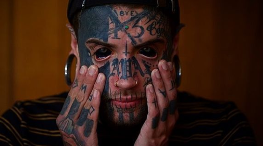 Vücut modifikasyonlarıyla görenleri şaşırttı! Gözlerini boyadı yetmedi göbek deliğini çıkarttı