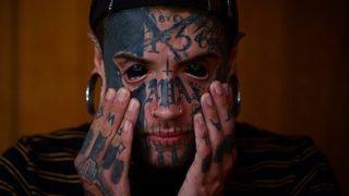 Vücut modifikasyonlarıyla görenleri şaşırttı! Gözlerini boyadı yetmedi göbek deliğini çıkarttı