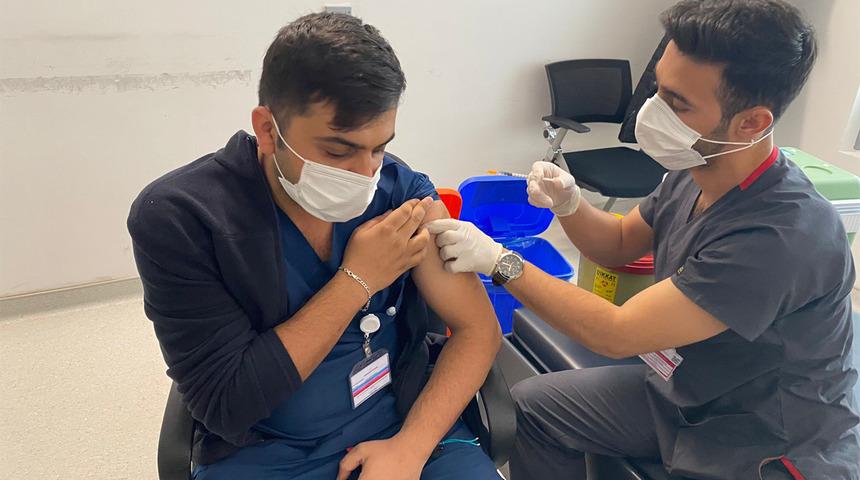 Sağlık çalışanları 4'üncü doz aşılarını olmaya başladı