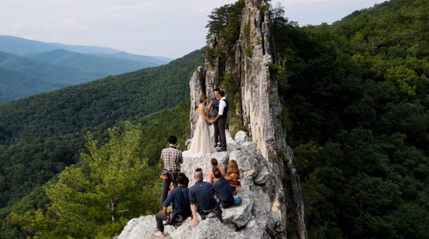 Amerikalı bir çift zirvede evlenmek için 5 saat boyunca tırmandı! Uçurumun kenarındaki düğün dikkatleri çekti