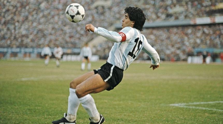 Maradona, Napoli'de &ouml;l&uuml;m yıld&ouml;n&uuml;m&uuml;nde anıldı: 'Unutulmaz bir efsane'