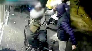 ABD'de engelli adama dehşeti yaşattılar! Darp edip parasını ve telefonunu çaldılar