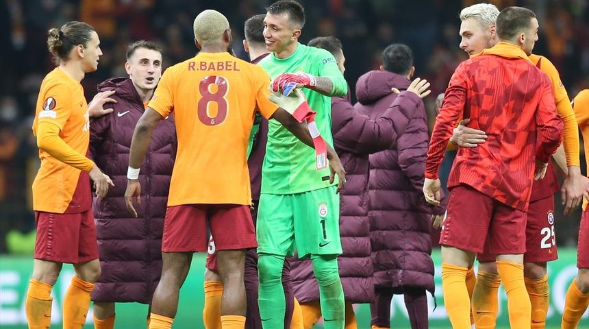 Muslera maça damga vurdu!