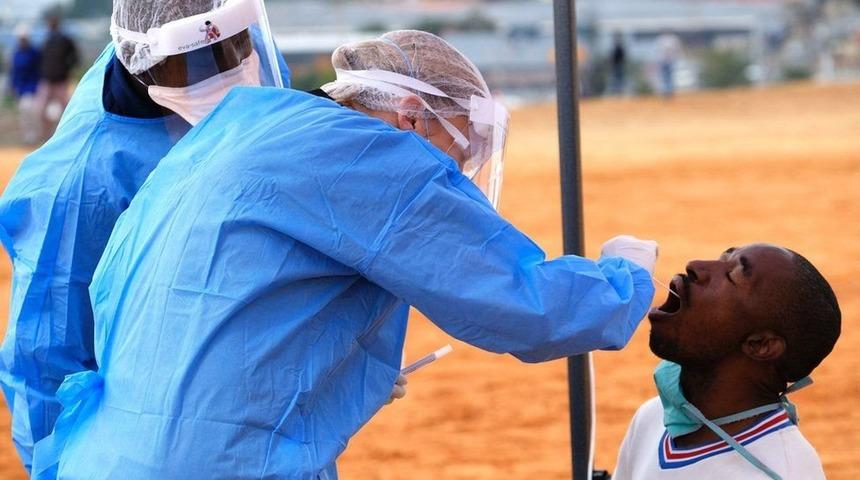 Covid: Afrika'nın g&uuml;neyinde ortaya &ccedil;ıkan yeni varyant nedeniyle 6 &uuml;lkeden İngiltere'ye yapılacak seyahatlere kısıtlama getirildi