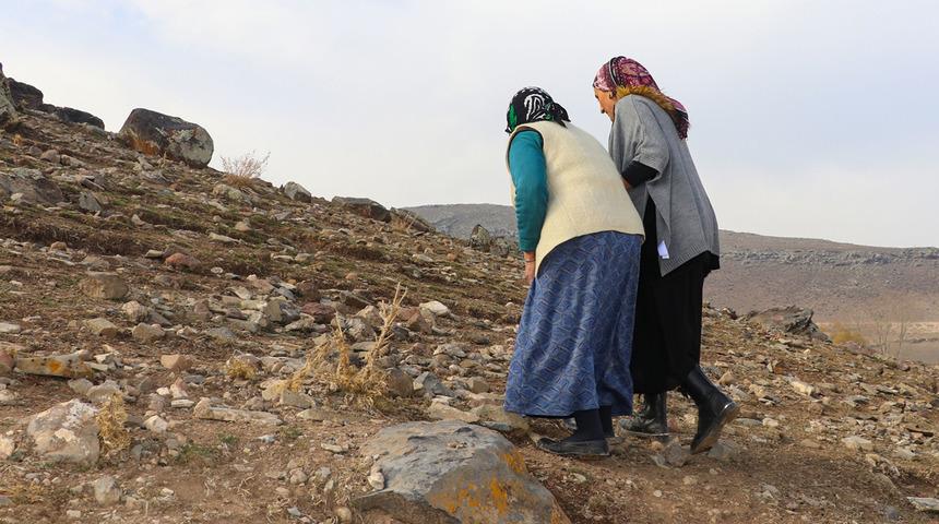 Bu köyde herkes telefon için dağa tırmanıyor: Minareye çıkmamız yasak