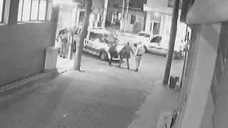 Sokakta bağırıp küfreden kişiyi uyaran polis sırtından bıçaklandı