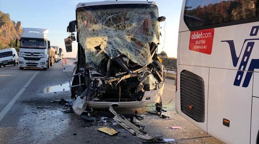 Yolcu otobüsü kaza yapan tırlara çarptı, hostes öldü, 35 kişi yaralandı
