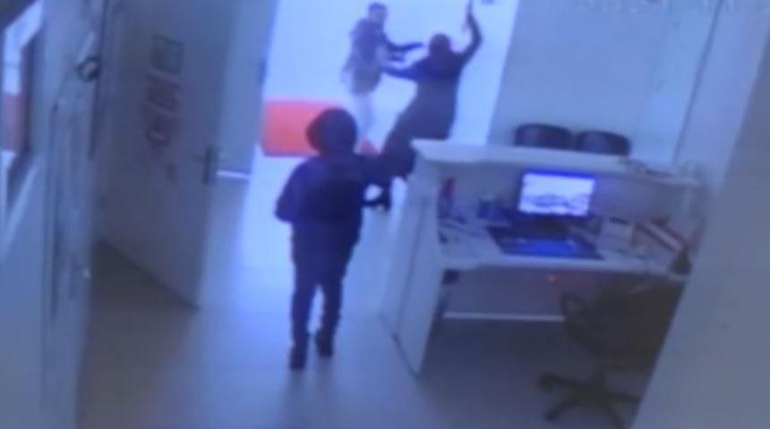 "Kilo vermelisin" diyen doktoru bıçaklamıştı! Şizofreni hastası kadın akıl hastanesine gönderildi