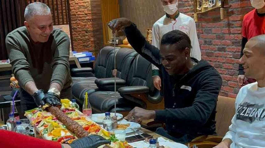 Balotelli ve Gökhan İnler’in kebap keyfi