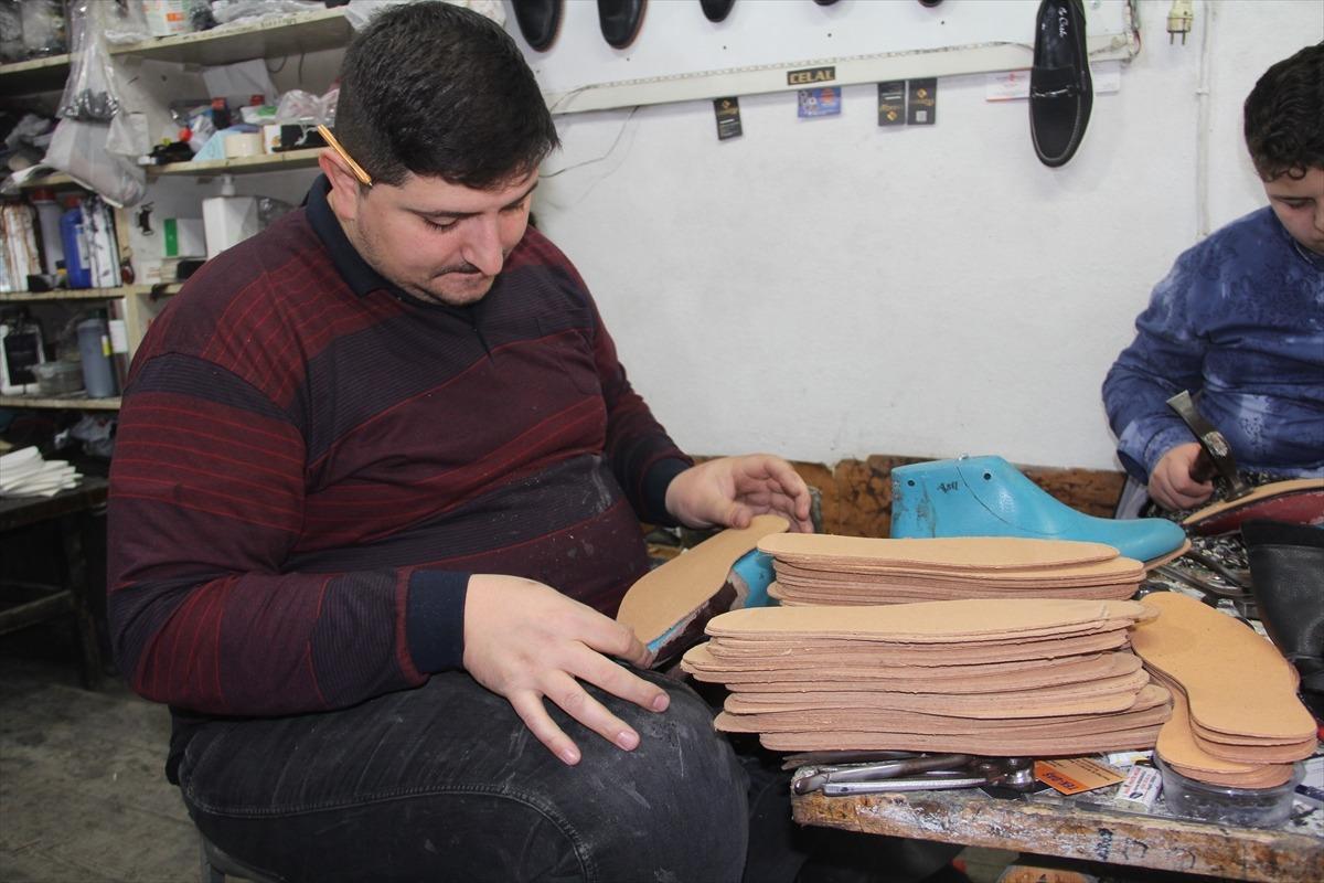 Eski Yugoslavya g&ouml;&ccedil;meni atalarının mesleği el yapımı ayakkabıcılığı yaşatıyorlar