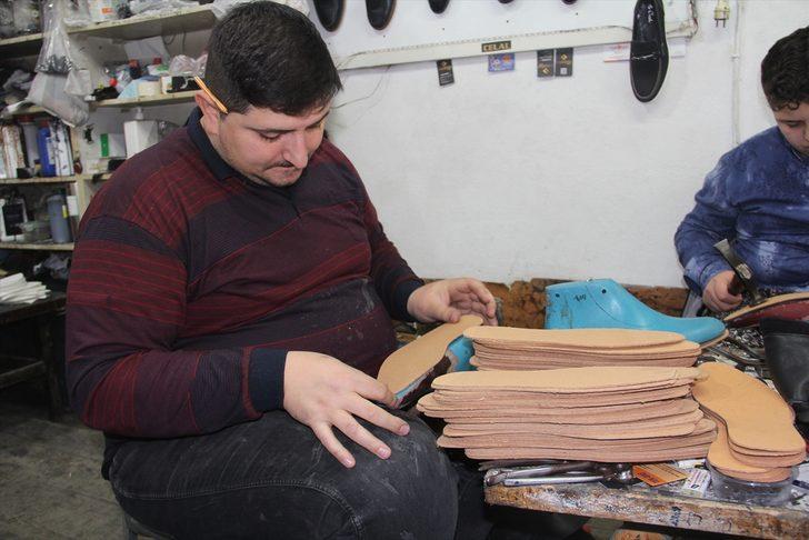 Eski Yugoslavya göçmeni atalarının mesleği el yapımı ayakkabıcılığı yaşatıyorlar G1