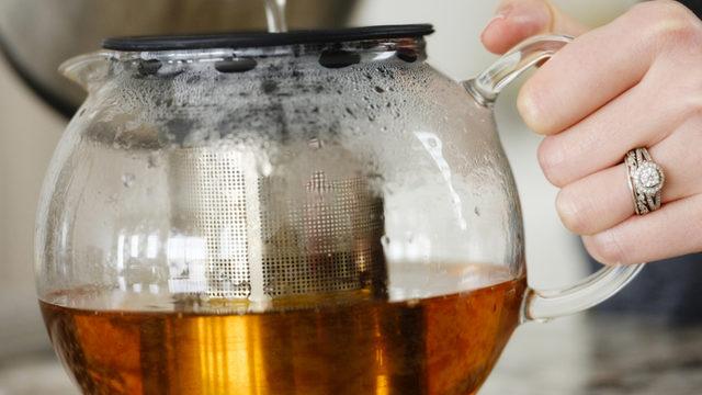 İşe yaramadığı yer yok! Demlenmiş çayın farklı kullanım alanları