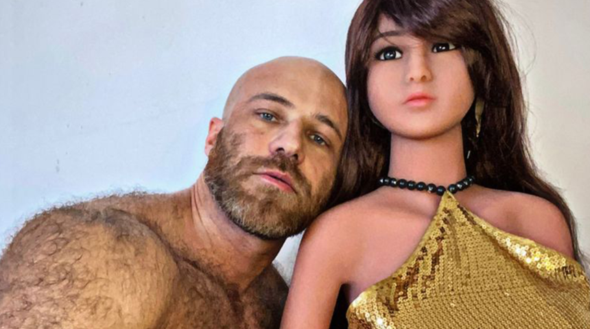 Evlendiği seks bebeği kırıldıktan sonra yeni aşkını buldu! Balayından paylaştı