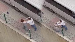 Cezaevinden çıkan adam eski eşini sokak ortasında dövdü 